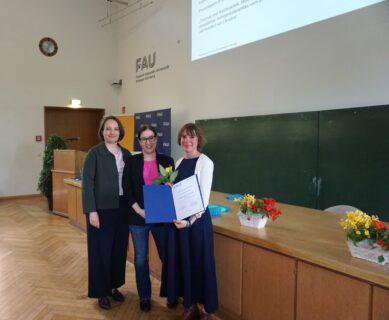 Dr. Janina Stürner-Siovitz erhält den Publikationspreis, den die Frauenbeauftragten der Fakultät gemeinsam mit dem Büro für Gender und Diversity vergeben