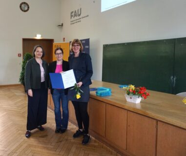 PD Dr. Sarah Schulz wird mit dem Publikationspreis ausgezeichnet, der dieses Jahr zwei Mal vergeben wurde